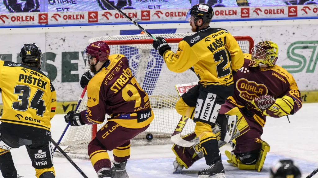 David Kaše z Litvínova překonává brankáře Jihlavy Adama Berana