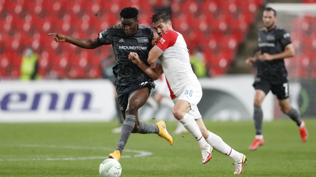 Taras Kačaraba ze Slavie (vpravo) v utkání proti Unionu Berlín