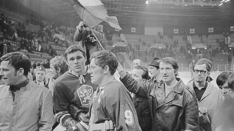 Kapitán československé reprezentace Jozef Golonka s fanoušky na ledě