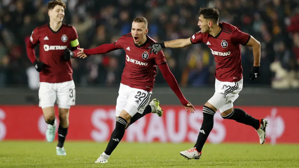 Lukáš Haraslín ze Sparty se raduje z gólu v síti Betisu Sevilla