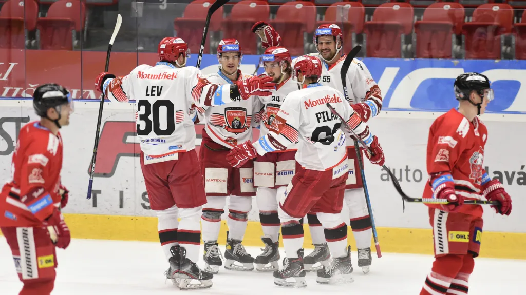 Hráči Hradce Králové se radují v utkání proti Olomouci