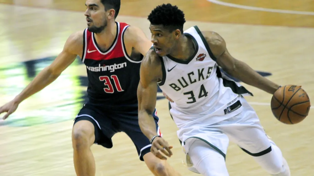 Tomáš Satoranský v utkání proti Milwaukee