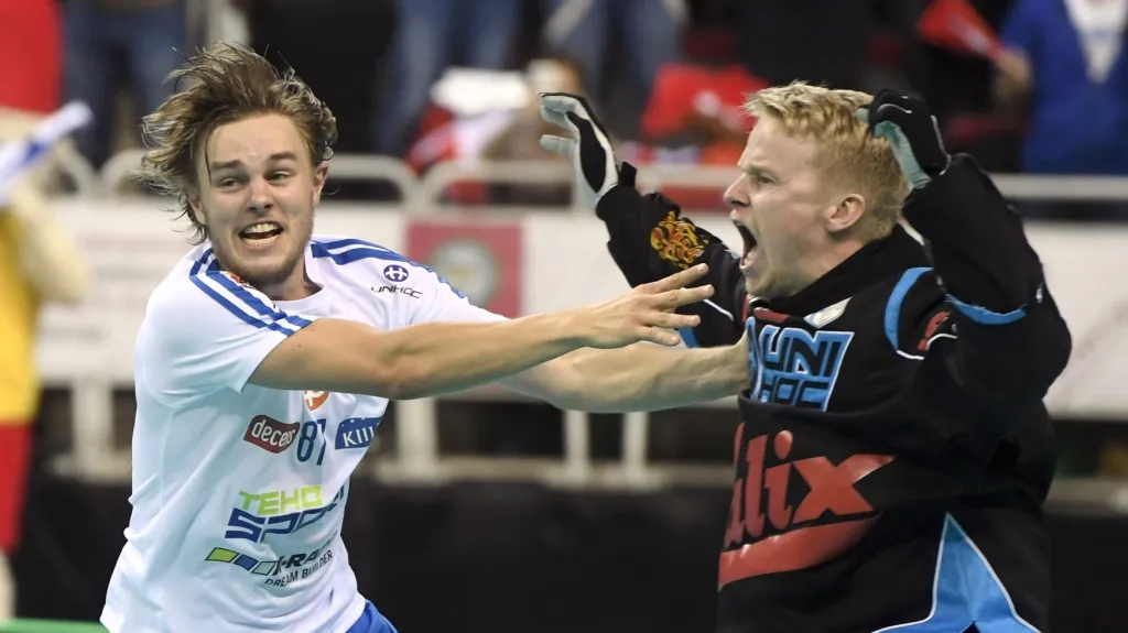Miko Kailiala a brankář Jarno Ihme slaví titul florbalových mistrů světa