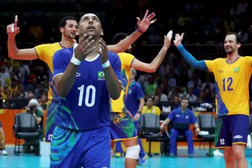 Itálie smutní, Brazilci slaví v pozadí