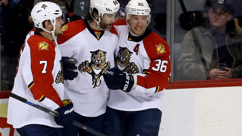 Jaromír Jágr (uprostřed) slaví vstřelenou branku se svými spoluhráči z Floridy