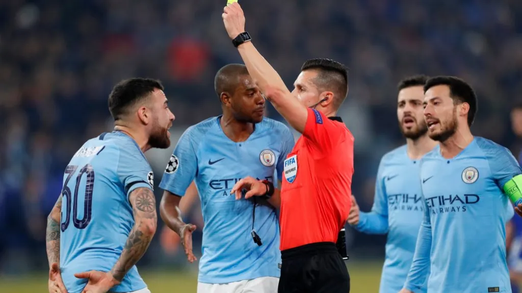 Nicolás Otamendi inkasuje první žlutou kartu za hraní rukou