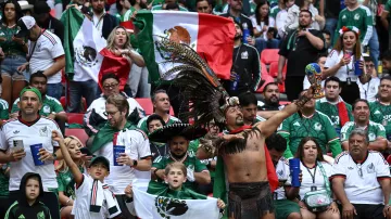 Mexičtí fanoušci na Aztéckém stadionu v Mexico City