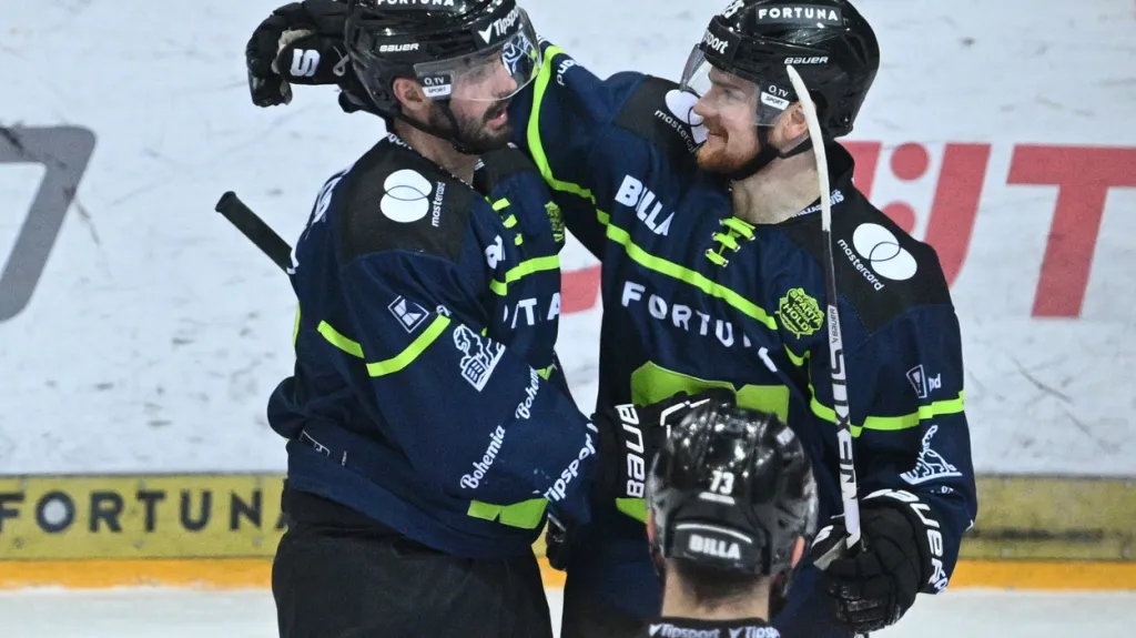 Michal Řepík ze Sparty přijímá gratulaci ke gólu od spoluhráče Davida Kašeho ze Sparty