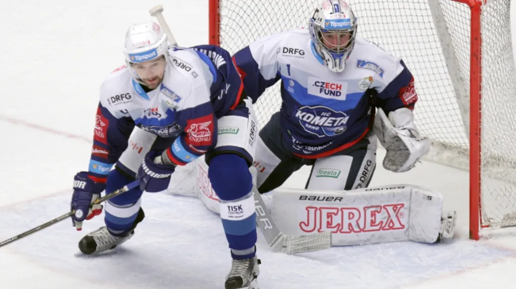 Obránce Zbyněk Michálek a brankář Marek Čiliak z brněnské Komety