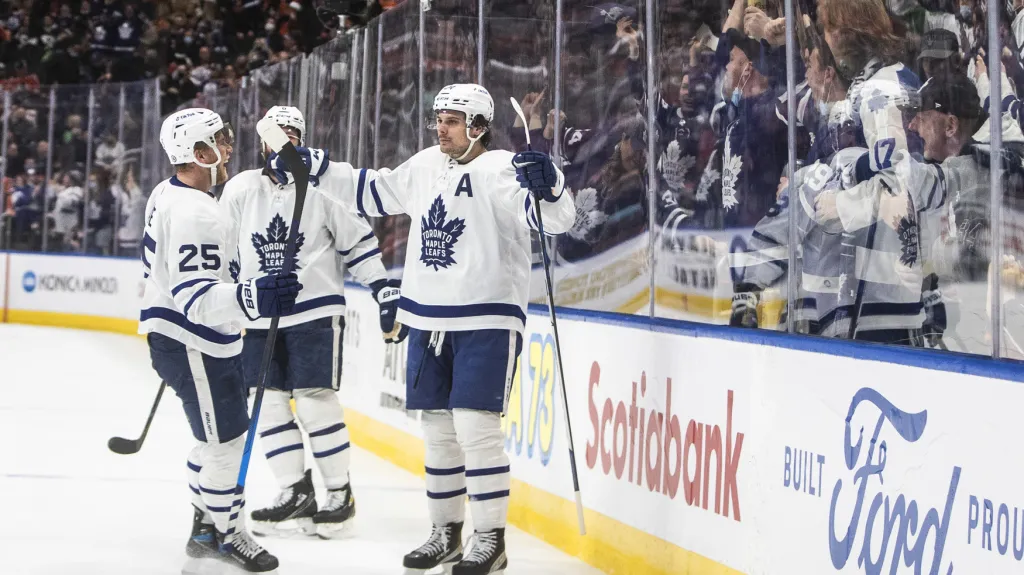 Ondřej Kaše (vlevo) se raduje z gólu Toronta s Austonem Matthewsem