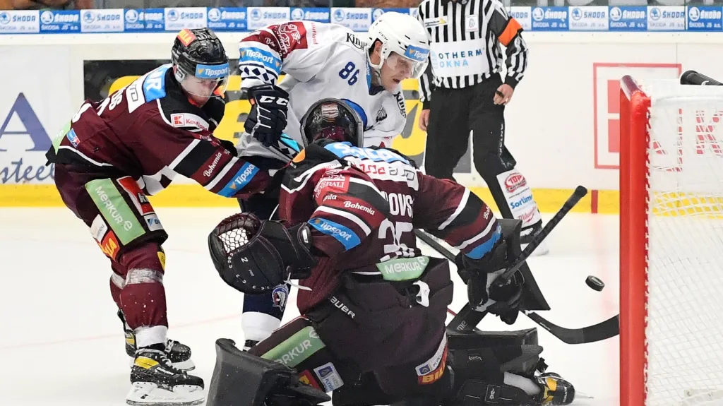 Plzeňský Tomáš Mertl proti brankáři Sparty Matěji Machovskému