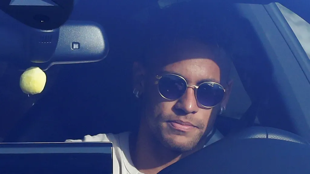 Neymar přijíždí do tréninkového centra Barcelony