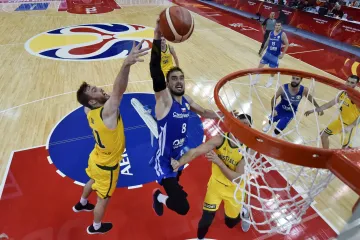 Tomáš Satoranský smečuje do koše ve čtvrtfinále MS s Austrálií