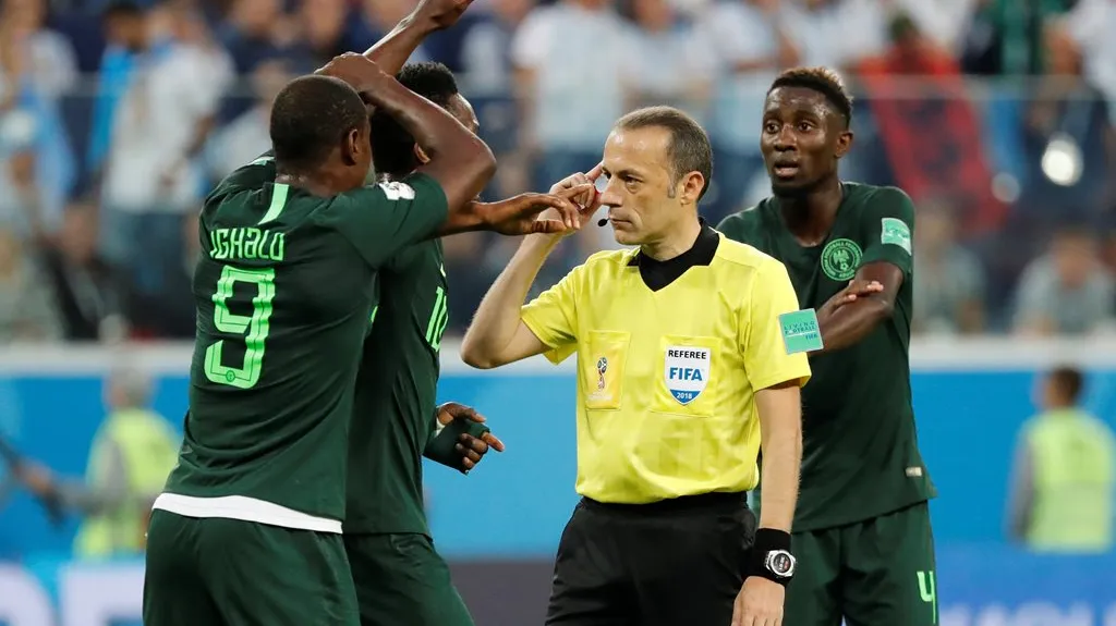 Sudí Cüneyt Cakir v diskusi s nigerijskými fotbalisty