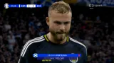 Moment v utkání Německo – Skotsko: Červená karta – Porteous (44. min.)
