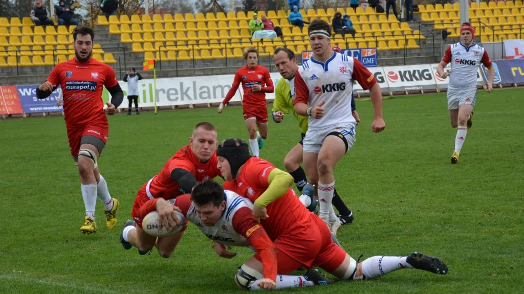 Kapitán Vojtech Havel pokládá pětku v polském brankovišti