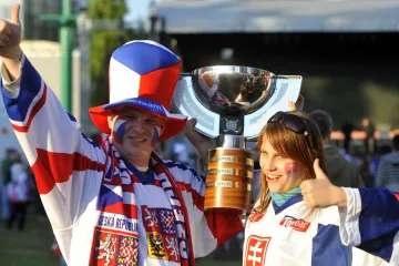Český fanoušek a slovenská fanynka