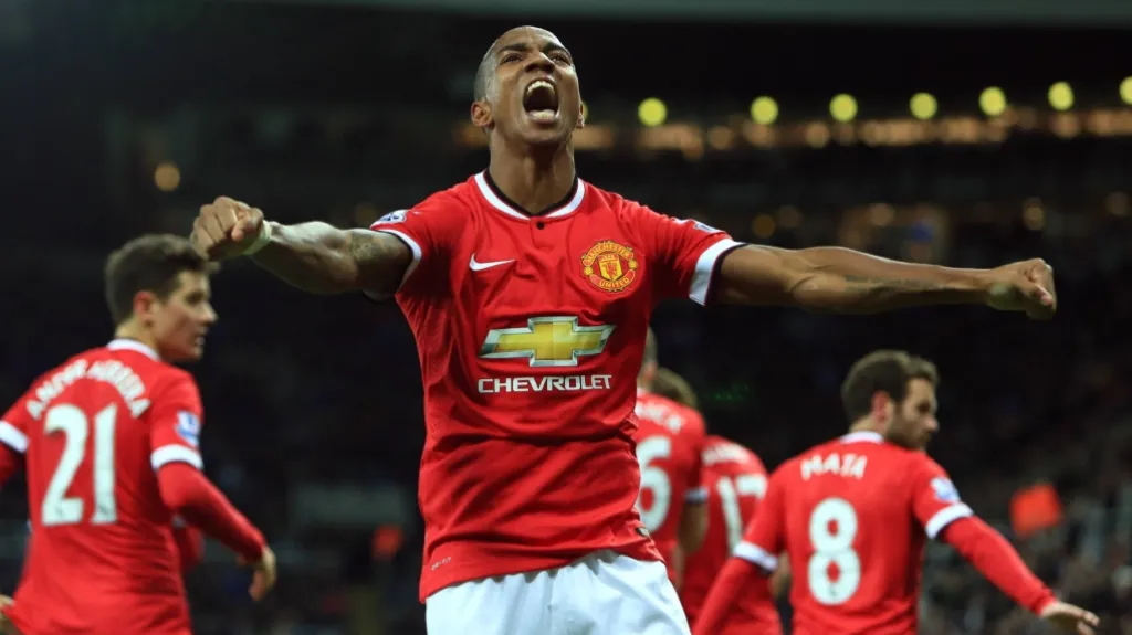 Ashley Young se raduje z gólu Manchesteru United