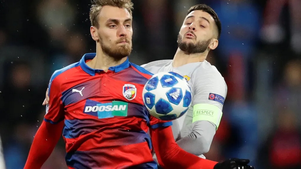 Tomáš Chorý z Plzně v souboji s Kostasem Manolasem z AS Řím