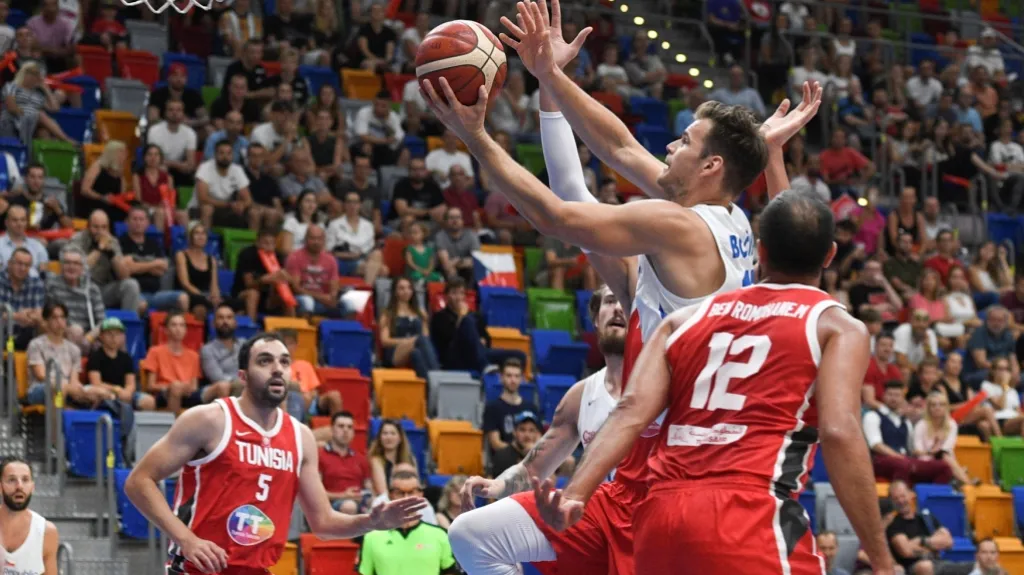 Jaromír Bohačík v nájezdu na koš v utkání proti Tunisku