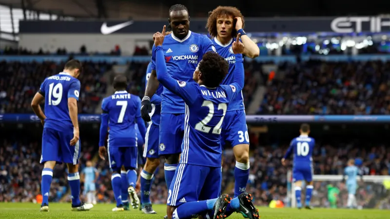 Willian se raduje se spoluhráči z Chelsea ze vstřelené branky