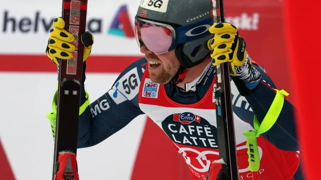Aleksander Aamodt Kilde v cíli sjezdu ve Wengenu