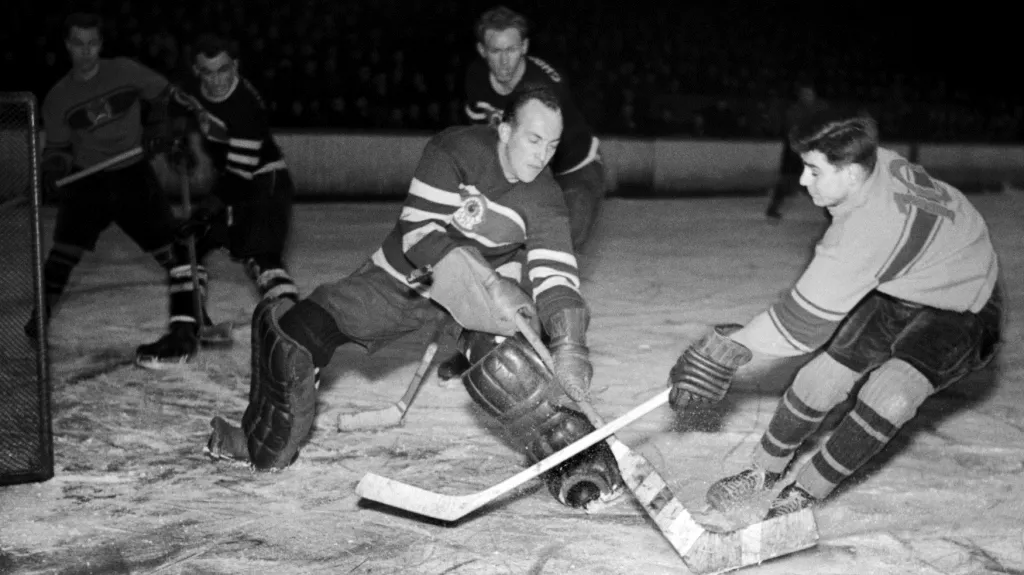 Bohumil Prošek v dresu RH Brno skóruje