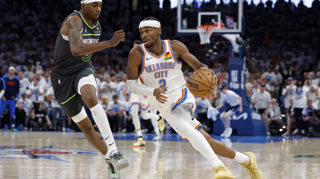 Shai Gilgeous-Alexander (vpravo) z Oklahomy v akci