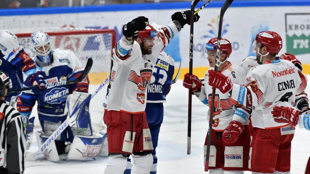 Radek Smoleňák se raduje z trefy na brněnském ledě