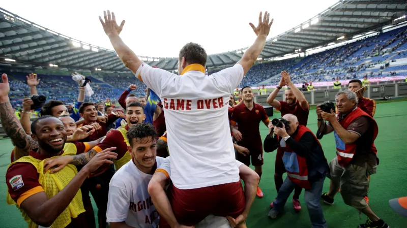 Francesco Totti slaví se svými spoluhráči z AS Řím