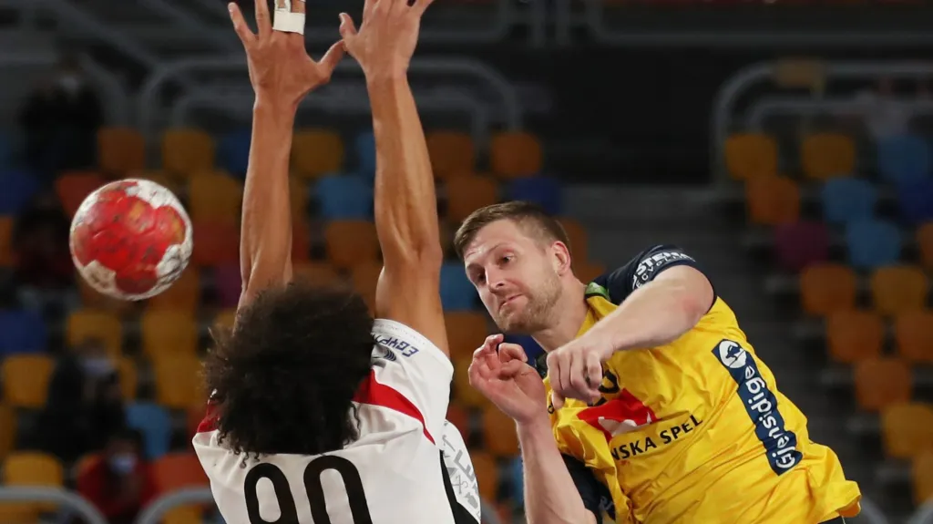 Ali Zein brání švédského střelce Linuse Perssona