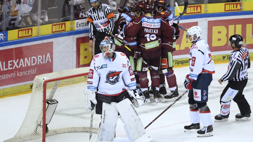 Sparťané se radují z gólu do sítě Chomutova