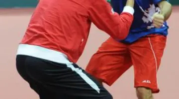 Radost Radka Štěpánka (vpravo) a nehrajícího kapitána Jaroslava Navrátila