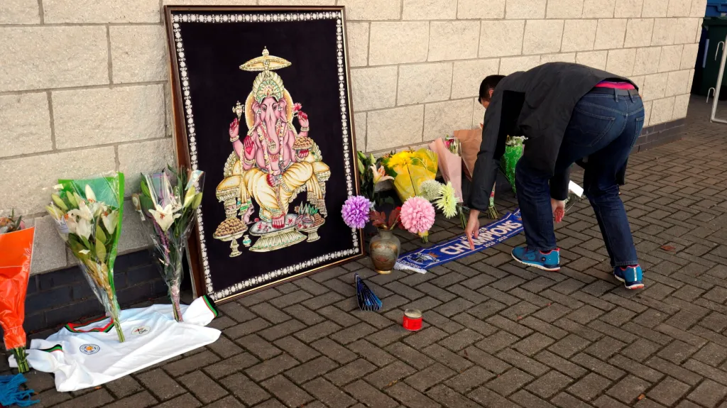 Fanoušci Leicesteru uctívají památku majitele klubu