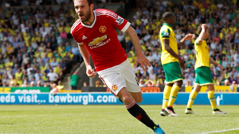 Juan Mata z Manchesteru United se raduje z gólu v síti Norwiche