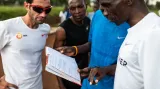 Eliud Kipchoge (vpravo) a jeho tréninkový deník
