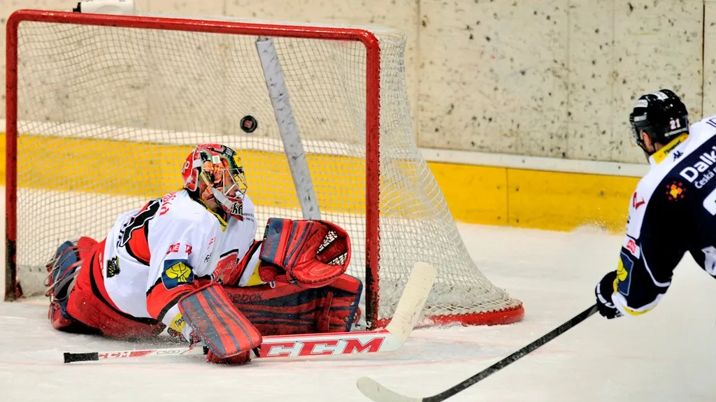 Vítkovický Huna dává gól Hradci