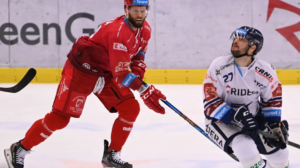 Třinecký Martin Růžička a Rastislav Dej z Vítkovic