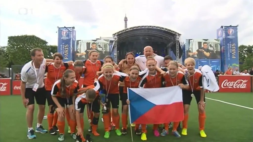 České fotbalistky do 16 let si zahrály pod Eiffelovou věží a získaly stříbro