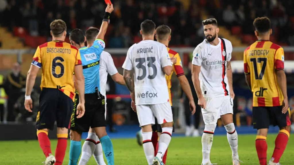 Olivier Giroud dostal červenou kartu v utkání proti Lecce