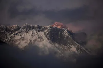 S kyslíkem, ale v rekordu. Nepálský horolezec zdolal všechny osmitisícovky za půl roku