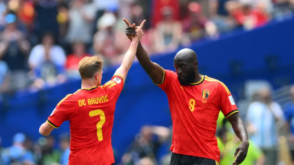Romelu Lukaku a Kevin De Bruyne slaví gól na MS