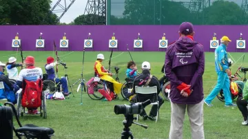 Kvalifikaci lukostřelců ovlivnila nepřízeň počasí. Silný a studený vítr, občasný déšť. V červeném kloboučku naše Sidková