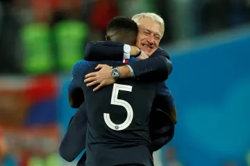 Trenér Francie Didier Deschamps slaví se Samuelem Umtitim