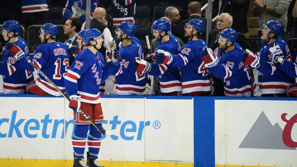 Filip Chytil slaví se spoluhráči