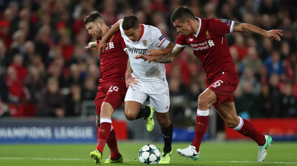 Alberto Moreno (vlevo) a Dejan Lovren z Liverpoolu se snaží zastavit Wissama Ben Yeddera ze Sevilly 
