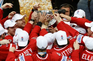 Hokejisté Kanady s trofejí pro mistry světa
