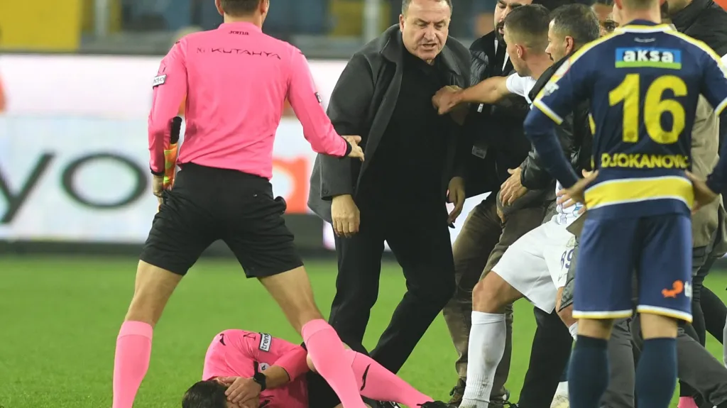 Předseda Ankaragücü Faruk Koca (uprostřed) po inzultaci hlavního rozhodčího