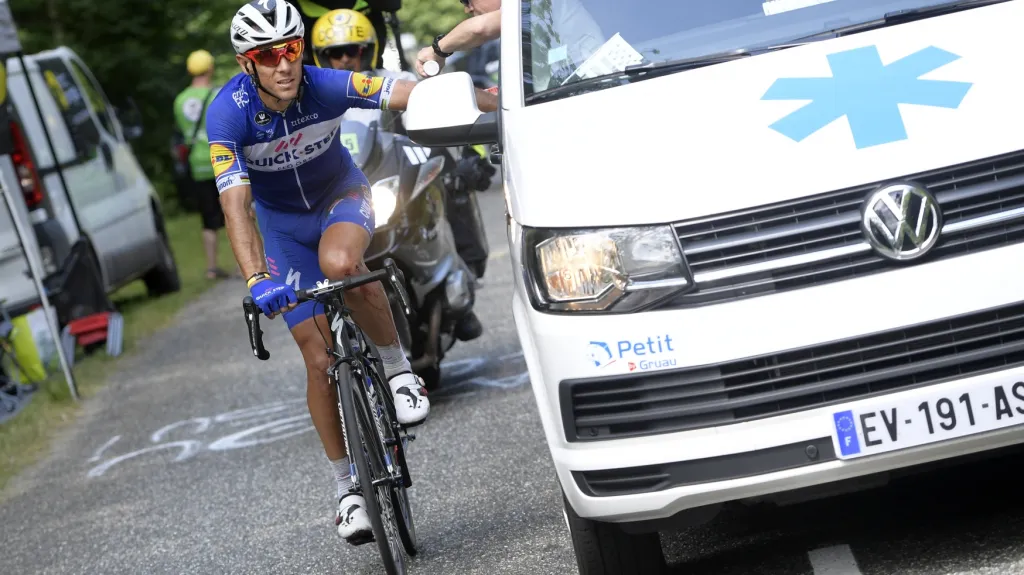 Philippe Gilbert je ošetřován po pádu během Tour de France