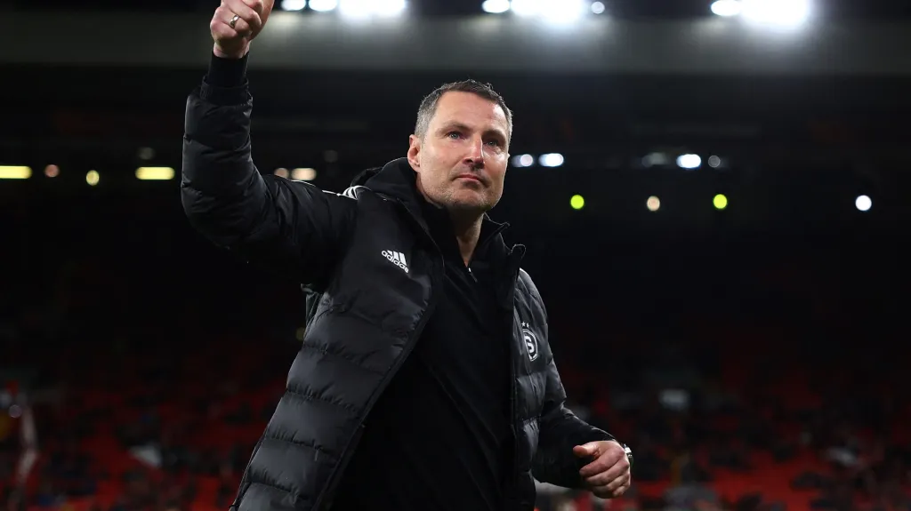 Trenér Brian Priske děkuje fanouškům Sparty na Anfieldu